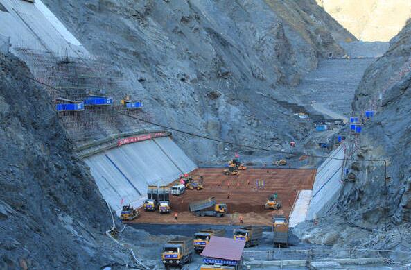 四川省甘孜州雅江縣境內(nèi)的兩河口水電站開始大壩心墻填筑工程 四川省甘孜州雅江縣境內(nèi)的兩河口水電站開始大壩心墻填筑工程