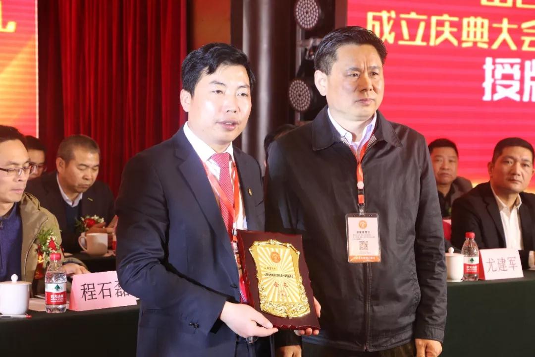 中國閥門協(xié)會(huì)秘書長宋銀立為山西省水暖閥門商會(huì)會(huì)長王福寧頒牌 中國閥門協(xié)會(huì)秘書長宋銀立為山西省水暖閥門商會(huì)會(huì)長王福寧頒牌