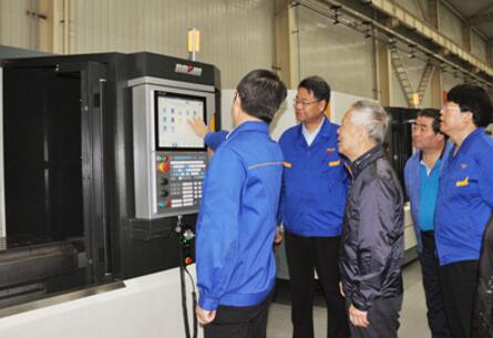 原機(jī)械工業(yè)部副部長賈成炳一行前往寶雞機(jī)床參觀 原機(jī)械工業(yè)部副部長賈成炳一行前往寶雞機(jī)床參觀