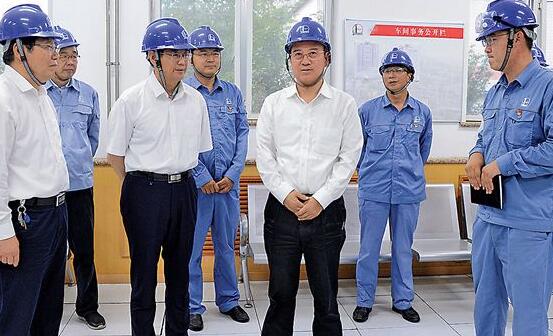 6月25日,戴厚良到濟(jì)南煉化煉油三部控制室調(diào)研 6月25日,戴厚良到濟(jì)南煉化煉油三部控制室調(diào)研