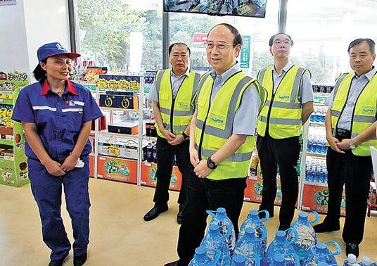 6月24日,戴厚良到山東石油濟(jì)南第14加油站調(diào)研 6月24日,戴厚良到山東石油濟(jì)南第14加油站調(diào)研