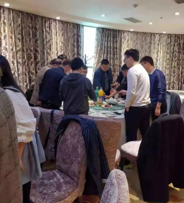先來一個玩骰子吃蔥熱場。 先來一個玩骰子吃蔥熱場。