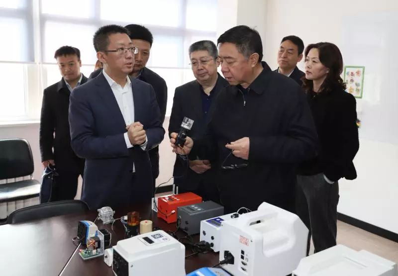 胡總向郭市長(zhǎng)介紹公司最新研發(fā)的產(chǎn)品 胡總向郭市長(zhǎng)介紹公司最新研發(fā)的產(chǎn)品