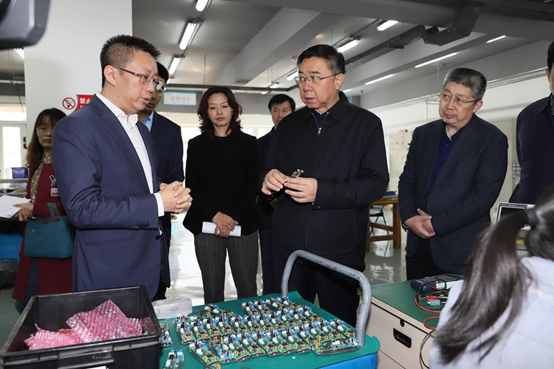 郭市長(zhǎng)一行參觀公司的生產(chǎn)車間,詳細(xì)了解產(chǎn)品的相關(guān)配件 郭市長(zhǎng)一行參觀公司的生產(chǎn)車間,詳細(xì)了解產(chǎn)品的相關(guān)配件