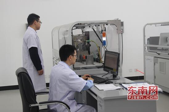 經過系列精密檢測能讓企業(yè)知道具體問題所在,同時也能進一步了解減速器核心零件的性能。 經過系列精密檢測能讓企業(yè)知道具體問題所在,同時也能進一步了解減速器核心零件的性能。
