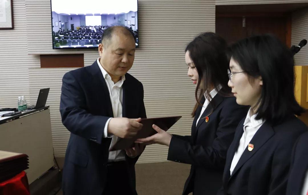 公司董事長(zhǎng)、黨委書(shū)記周軍軍為獲得2018年度優(yōu)秀團(tuán)干、五四紅旗團(tuán)組織進(jìn)行了頒獎(jiǎng) 公司董事長(zhǎng)、黨委書(shū)記周軍軍為獲得2018年度優(yōu)秀團(tuán)干、五四紅旗團(tuán)組織進(jìn)行了頒獎(jiǎng)