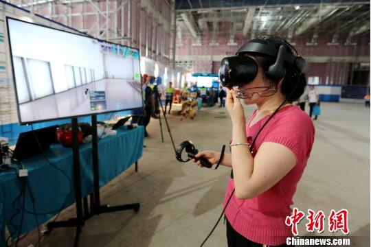 圖為與會嘉賓體驗VR機電安裝 圖為與會嘉賓體驗VR機電安裝