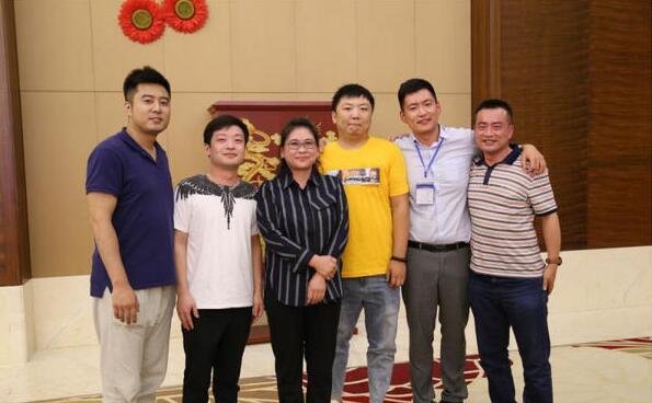 周總與經銷商合影 周總與經銷商合影