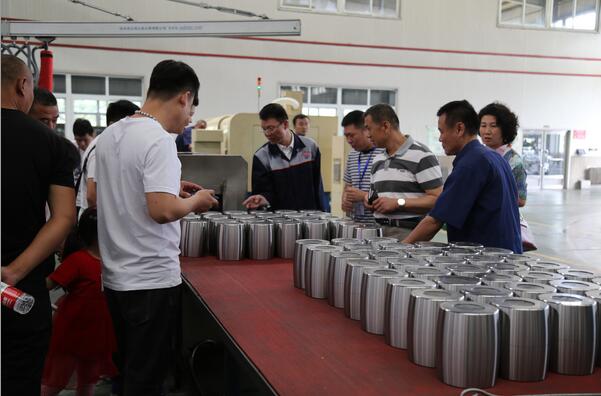 經銷商在考察工廠 經銷商在考察工廠