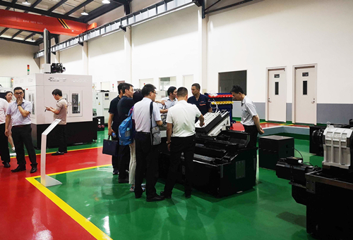 立岡機(jī)床工作人員為調(diào)研組一行介紹公司機(jī)床產(chǎn)品 立岡機(jī)床工作人員為調(diào)研組一行介紹公司機(jī)床產(chǎn)品