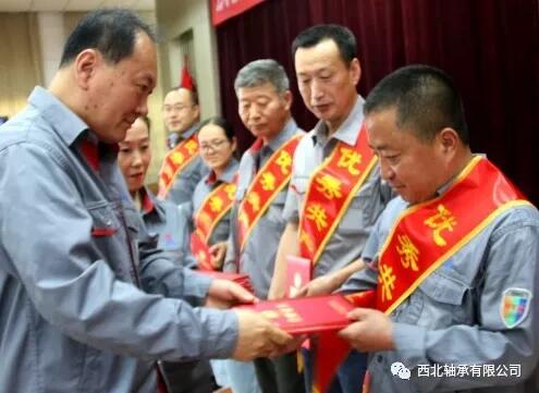 總經(jīng)理杜建文向張忠寧頒獎(jiǎng) 總經(jīng)理杜建文向張忠寧頒獎(jiǎng)