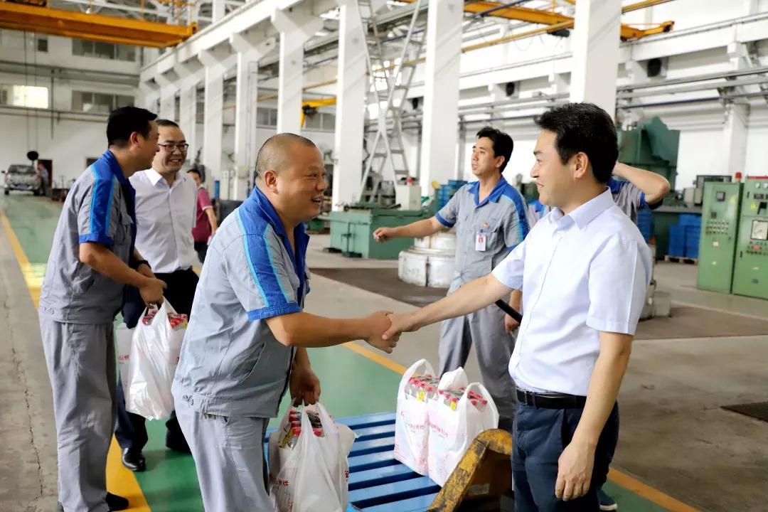 秦少波一行慰問重慶機(jī)床集團(tuán)一線職工 秦少波一行慰問重慶機(jī)床集團(tuán)一線職工