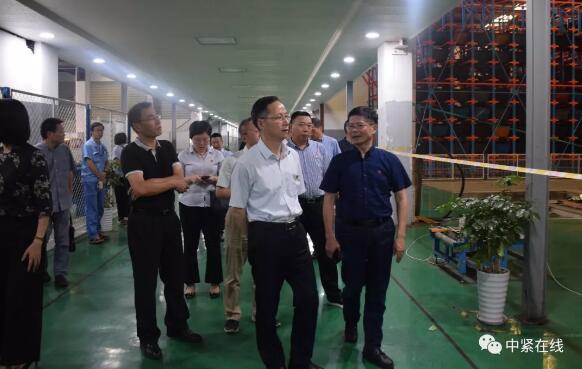 嘉興市商務(wù)局李泉明(中),浙江鼎盛緊固件有限公司董事長陳正良(右) 嘉興市商務(wù)局李泉明(中),浙江鼎盛緊固件有限公司董事長陳正良(右)