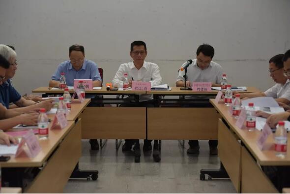 華中科技大學(xué)教授周建新主持會(huì)議 華中科技大學(xué)教授周建新主持會(huì)議