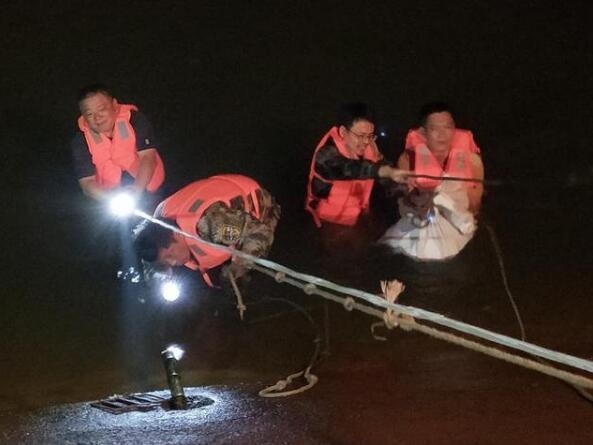 為保障350畝田地用水 江山干群連夜搶通灌溉閥 為保障350畝田地用水 江山干群連夜搶通灌溉閥