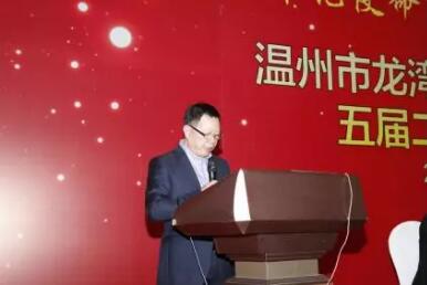 (圖為楊連成會(huì)長(zhǎng)作五屆理事會(huì)2019年工作報(bào)告) (圖為楊連成會(huì)長(zhǎng)作五屆理事會(huì)2019年工作報(bào)告)