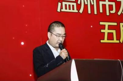 (圖為潘成漲常務(wù)副會(huì)長(zhǎng)作五屆理事會(huì)2019年財(cái)務(wù)工作報(bào)告) (圖為潘成漲常務(wù)副會(huì)長(zhǎng)作五屆理事會(huì)2019年財(cái)務(wù)工作報(bào)告)