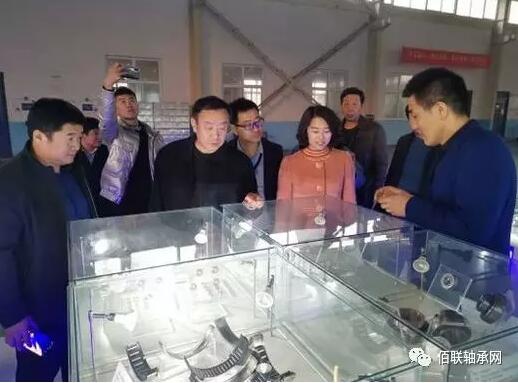 軸承企業(yè)員工為記者介紹軸承的制作工藝。 軸承企業(yè)員工為記者介紹軸承的制作工藝。