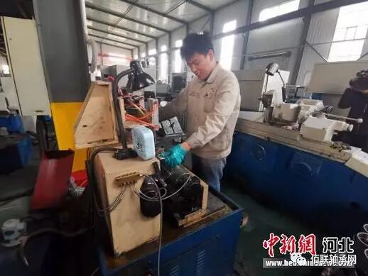 企業(yè)職工在加工軸承。 企業(yè)職工在加工軸承。