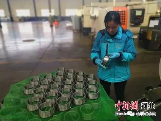 企業(yè)職工在對每一個軸承進(jìn)行復(fù)檢。 企業(yè)職工在對每一個軸承進(jìn)行復(fù)檢。