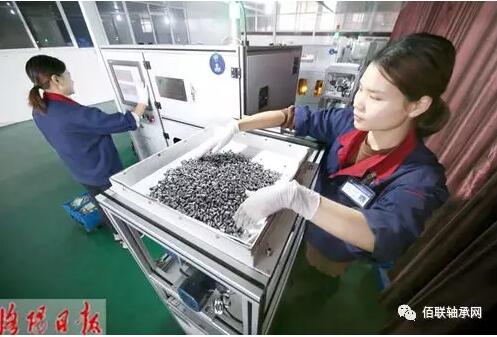 人誠軸承公司滾子智能分選現(xiàn)場。 人誠軸承公司滾子智能分選現(xiàn)場。
