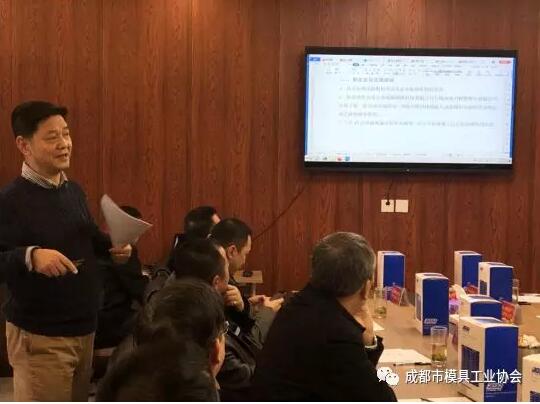 協(xié)會秘書長楊華軍先生作匯報 協(xié)會秘書長楊華軍先生作匯報