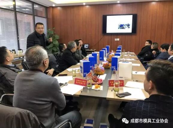 協(xié)會教育培訓專委員會主任委員、成航機電工程學院院長鄭金輝先生作匯報 協(xié)會教育培訓專委員會主任委員、成航機電工程學院院長鄭金輝先生作匯報
