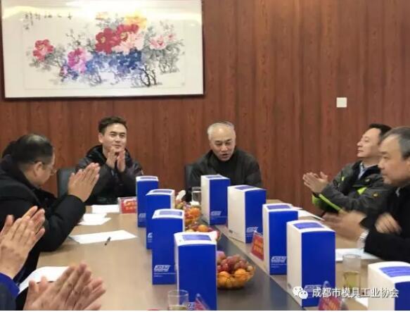 協(xié)會理事長曹建先生發(fā)言 協(xié)會理事長曹建先生發(fā)言