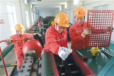 河口采油廠管四區(qū)402站員工利用停泵間隙對(duì)注水泵進(jìn)行維護(hù)保養(yǎng) 河口采油廠管四區(qū)402站員工利用停泵間隙對(duì)注水泵進(jìn)行維護(hù)保養(yǎng)