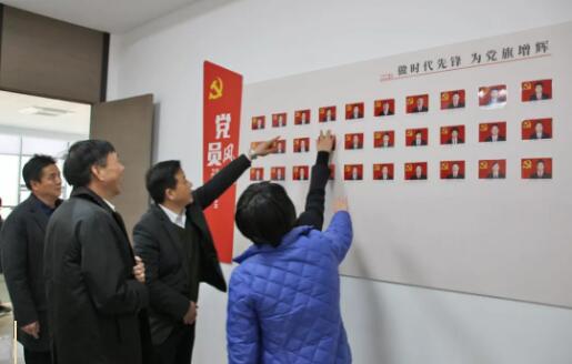 ▲參觀黨員活動室 ▲參觀黨員活動室