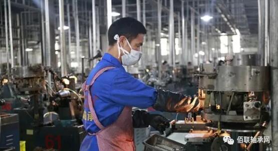 工人熟練操作機(jī)器 工人熟練操作機(jī)器
