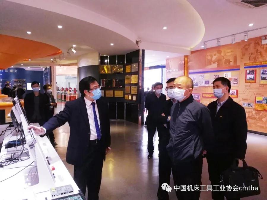 王江平了解華中數(shù)控發(fā)展規(guī)劃和技術(shù)研發(fā)應(yīng)用情況 王江平了解華中數(shù)控發(fā)展規(guī)劃和技術(shù)研發(fā)應(yīng)用情況