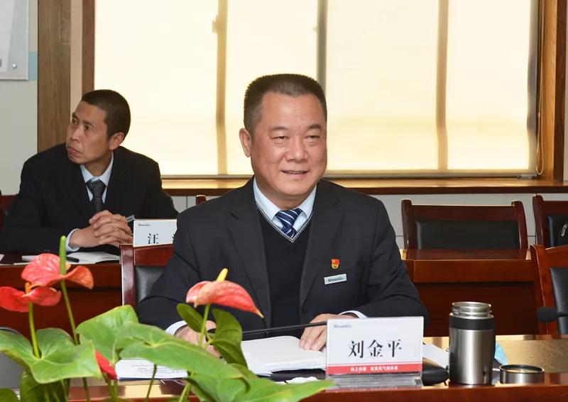 劉金平總經(jīng)理首先對(duì)陜?nèi)技瘓F(tuán)及下屬企業(yè)長期以來對(duì)陜鼓發(fā)展的支持表示感謝 劉金平總經(jīng)理首先對(duì)陜?nèi)技瘓F(tuán)及下屬企業(yè)長期以來對(duì)陜鼓發(fā)展的支持表示感謝