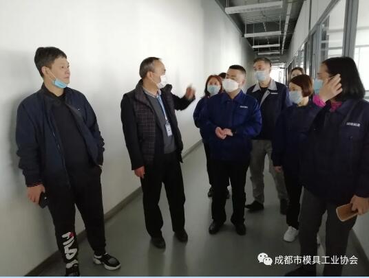 科思董事長鄧興強帶領(lǐng)潤博團隊參觀并親自作講解介紹 科思董事長鄧興強帶領(lǐng)潤博團隊參觀并親自作講解介紹