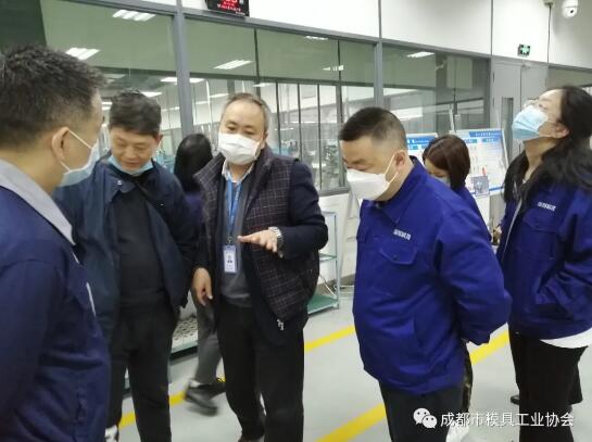科思董事長鄧興強帶領(lǐng)潤博團隊參觀并親自作講解介紹 科思董事長鄧興強帶領(lǐng)潤博團隊參觀并親自作講解介紹