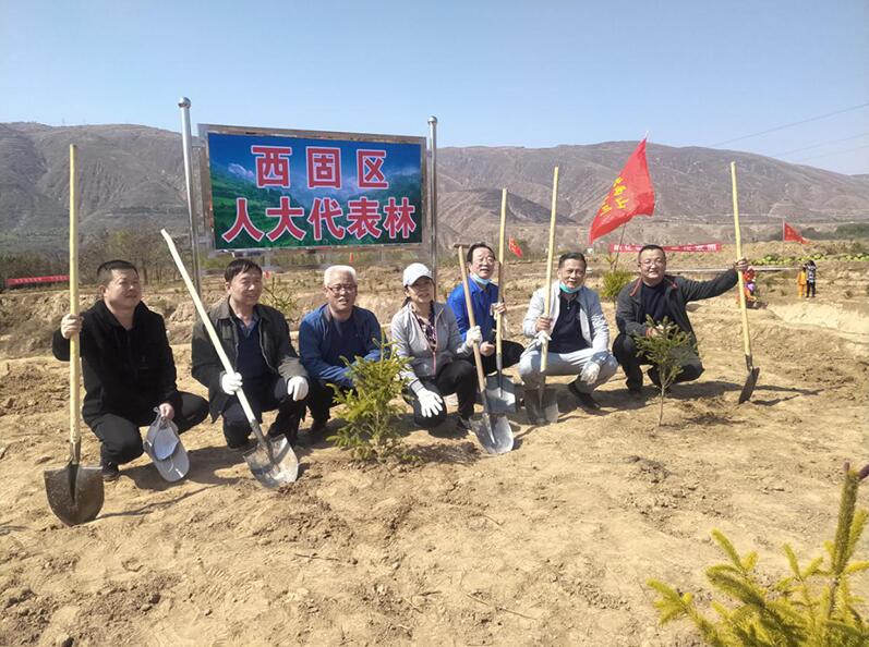 蘭高閥門董事長陳清流參加西固區(qū)人大代表植樹活動 蘭高閥門董事長陳清流參加西固區(qū)人大代表植樹活動