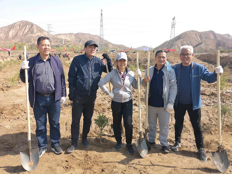蘭高閥門董事長陳清流參加西固區(qū)人大代表植樹活動 蘭高閥門董事長陳清流參加西固區(qū)人大代表植樹活動
