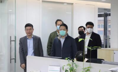 林總攜楊總參觀公司環(huán)境 林總攜楊總參觀公司環(huán)境