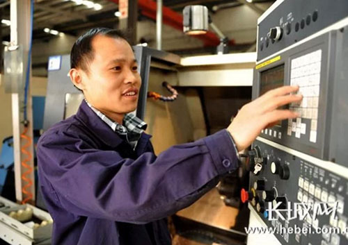 機(jī)床專家靳小海:20年專研鑄就“大工匠” 機(jī)床專家靳小海:20年專研鑄就“大工匠”