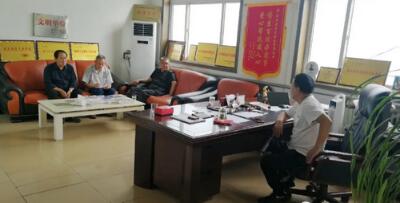 專家們在董事長辦公室交流、座談 專家們在董事長辦公室交流、座談