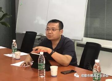 成都航空機(jī)電學(xué)院院長鄭金輝交流照片 成都航空機(jī)電學(xué)院院長鄭金輝交流照片