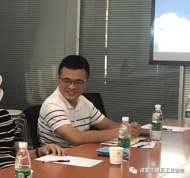 中國模具協(xié)會(huì)人才培訓(xùn)部秘書長蔣明周交流照片 中國模具協(xié)會(huì)人才培訓(xùn)部秘書長蔣明周交流照片