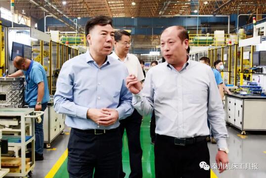 嚴(yán)鑒鉑董事長(zhǎng)會(huì)見(jiàn)廣州數(shù)控董事長(zhǎng)何敏佳 嚴(yán)鑒鉑董事長(zhǎng)會(huì)見(jiàn)廣州數(shù)控董事長(zhǎng)何敏佳