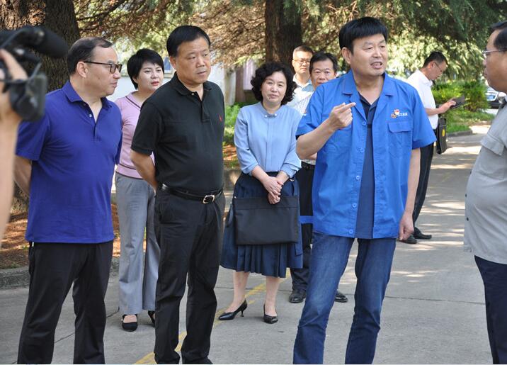 市政協(xié)主席嚴維佳到漢江機床走訪調(diào)研 市政協(xié)主席嚴維佳到漢江機床走訪調(diào)研