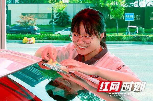 志愿者貼上“愛心助考”車標(biāo)。 志愿者貼上“愛心助考”車標(biāo)。
