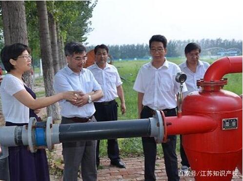 袁壽其(左二)在研究水泵難題。 袁壽其(左二)在研究水泵難題。