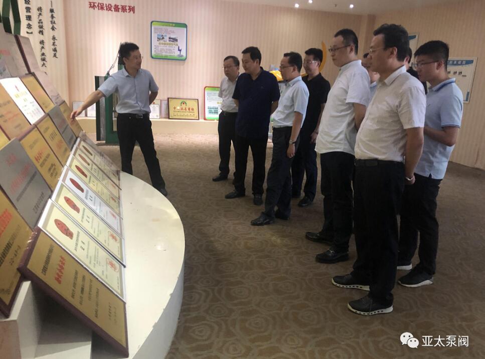 市長張坤在亞太泵閥考察調(diào)研 市長張坤在亞太泵閥考察調(diào)研