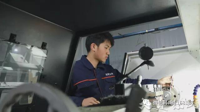 工人認(rèn)真工作 工人認(rèn)真工作