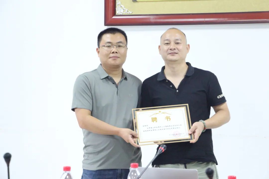 浙江渤威能源科技有限公司總經(jīng)理路冉(左)為七豐精工科技股份有限公司副總經(jīng)理崔進峰頒發(fā)聘書 浙江渤威能源科技有限公司總經(jīng)理路冉(左)為七豐精工科技股份有限公司副總經(jīng)理崔進峰頒發(fā)聘書