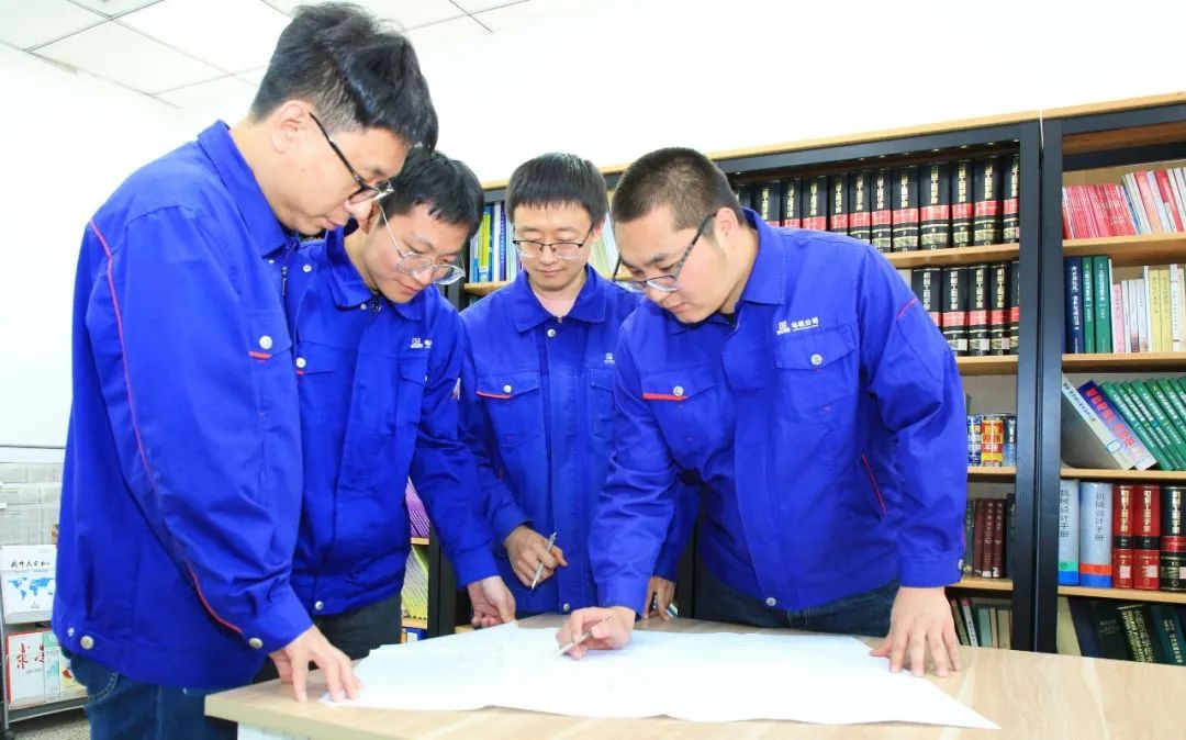 哈電集團(tuán)電機(jī)公司設(shè)計人員在討論優(yōu)化1000兆瓦汽輪發(fā)電機(jī)設(shè)計結(jié)構(gòu) 哈電集團(tuán)電機(jī)公司設(shè)計人員在討論優(yōu)化1000兆瓦汽輪發(fā)電機(jī)設(shè)計結(jié)構(gòu)